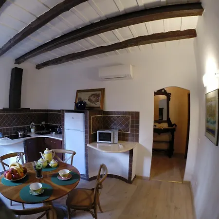 Pantheon Old Apartment *